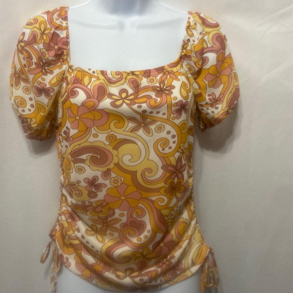 B-wear cute patterned blouse.
